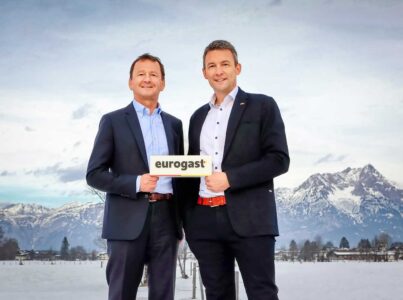 Freuen sich über die neue Partnerschaft: Rudolf Schwarzenbacher, geschäftsführender Gesellschafter der ADEG Zell am See GmbH und Peter Krug, Geschäftsführer der Eurogast Österreich GmbH.