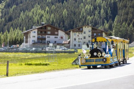 Platz 1 in Österreich und Platz 2 insgesamt beim kinderhotel.info Award 2023: Kinder- & Gletscherhotel Hintertuxerhof 