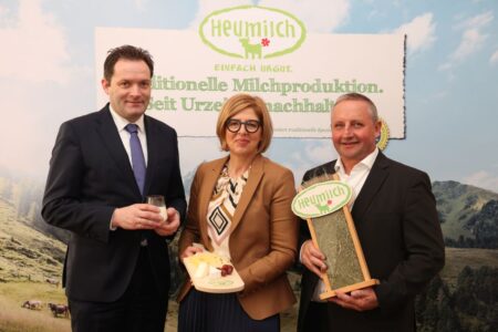 Das Interesse an Heumilch wächst: Landwirtschaftsminister Norbert Totschnig, Christiane Mösl/Geschäftsführerin der ARGE Heumilch und Karl Neuhofer/Obmann der ARGE Heumilch (v.l.) beim Pressegespräch in Wien 