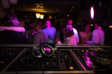 Viele Bars, Clubs und Discos leiden nach wie vor unter den Spätwirkungen der Corona-Pandemie. Jetzt fordern die Betreiber politische Reformen.