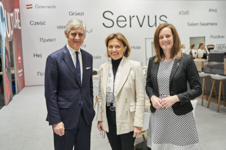 Das Who's who der heimischen Tourismuswirtschaft traf sich auf dem Österreich-Stand auf der ITB 2023 (v.l.): Dr. Michael Linhart, Österreichs Botschafter in Deutschland; Mag. Susanne Kraus-Winkler, Staatssekretärin für Tourismus; Dipl.-Kff. Lisa Weddig, ÖW-Geschäftsführerin 