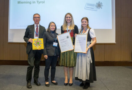 Verleihung des Österreichischen Umweltzeichens und EU Ecolabels durch Andreas Tschulik (BMK) an Alexandra Loh, Sophie Lener, Verena Bellony vom Alpenresort Schwarz (v. l.).