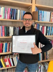 Stefan Prägant, Leiter der Abteilung Gebäudemanagement im Hotel Hochschober, mit der Auszeichnung "Best Practice Award 2023".