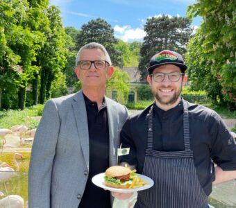 Bernhard Grill, Leiter der Tiergarten Schönbrunn Gastronomie und Jeremy Ilian als verantwortlicher Executive Chef (re.) setzen auf die neue vegane Genussoffensive.