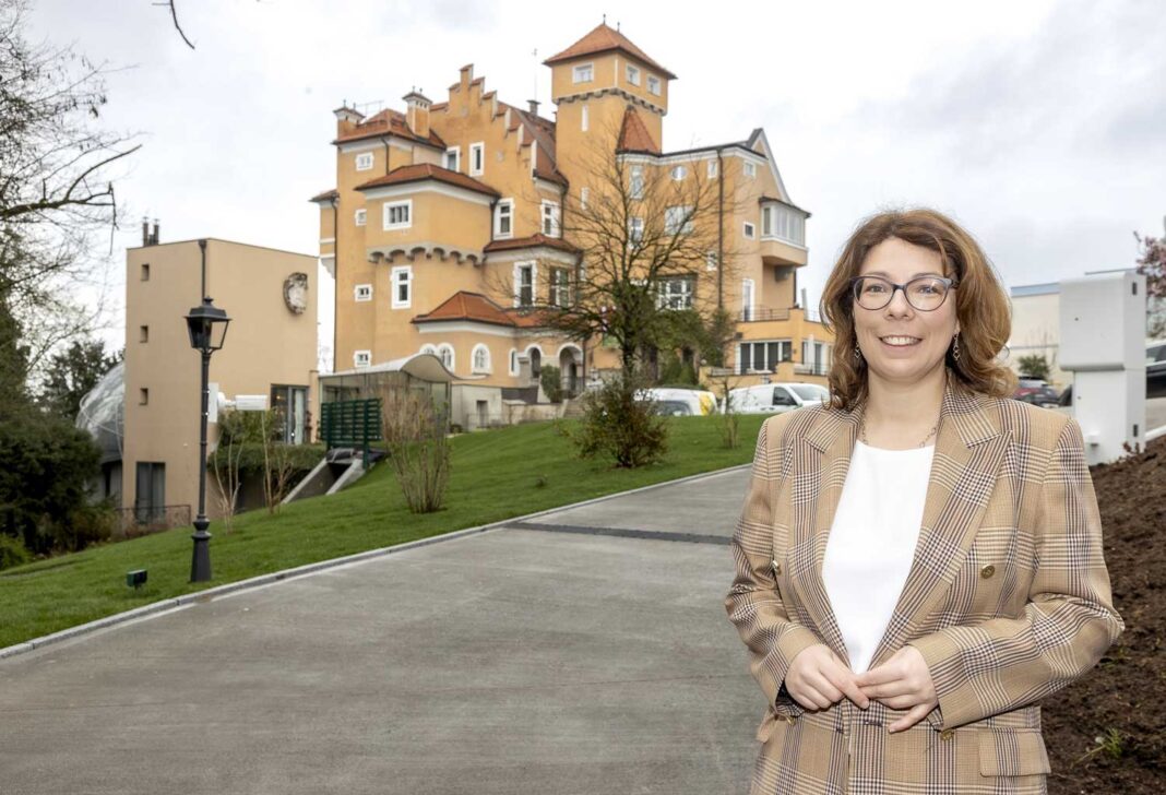 Hoteldirektorin Samantha Teufel kurz vor der Wiedereröffnung des Hotel Schloss Mönchstein*****s