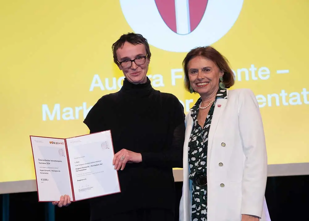 Innovationspreis Tourismus 2024 1. Platz Einzelbetriebliche Initiativen: Augora Fermente – Marktplatz der Fermentation, Alexandra Liberda mit Tourismus-Staatssekretärin Susanne Kraus-Winkler