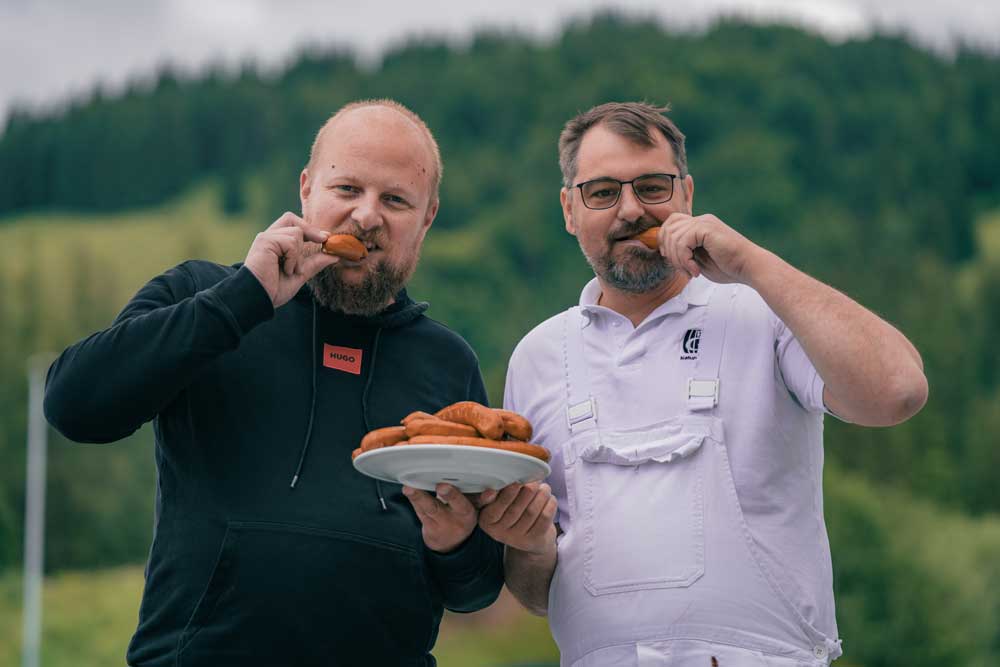 Alpine Currywurst Fußball-EM 2024 Kalbfleisch-Rebell Hannes Hönegger und Jürgen Horngacher, Geschäftsführer und Inhaber mit der „VIP-Curry-Wurst“