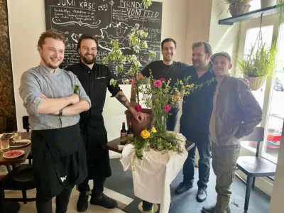 V.l.n.r.: Restaurantleiter Mateusz Dybikowski, Chefkoch Wernher Schörkmayr, Inhaber Manuel Künz, Barchef Simon Schindelar, Künstler Sergej Scaled.