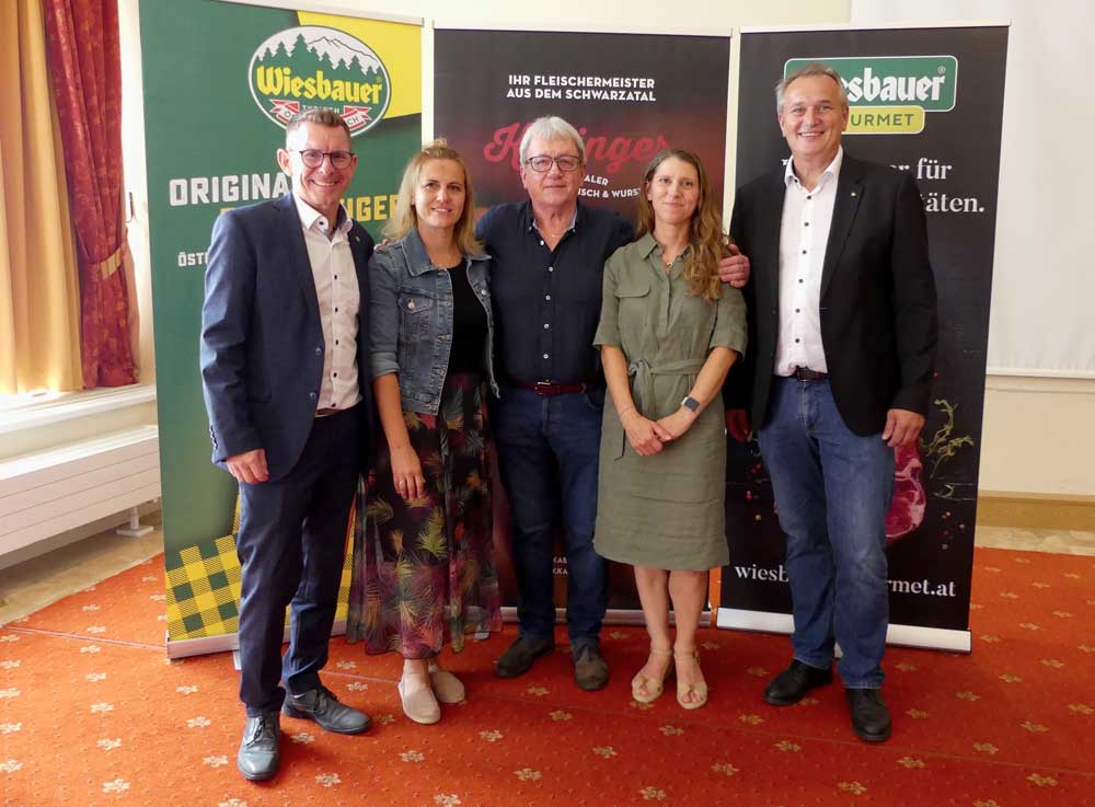 Kabinger Fleischerei V.l.n.r.: Thomas Schmiedbauer, Vorstandsvorsitzender Wiesbauer Holding AG, Josef Kabinger mit seinen Töchtern Stefanie und Kathrin und Ernst Stocker, Geschäftsführer Wiesbauer-Gourmet