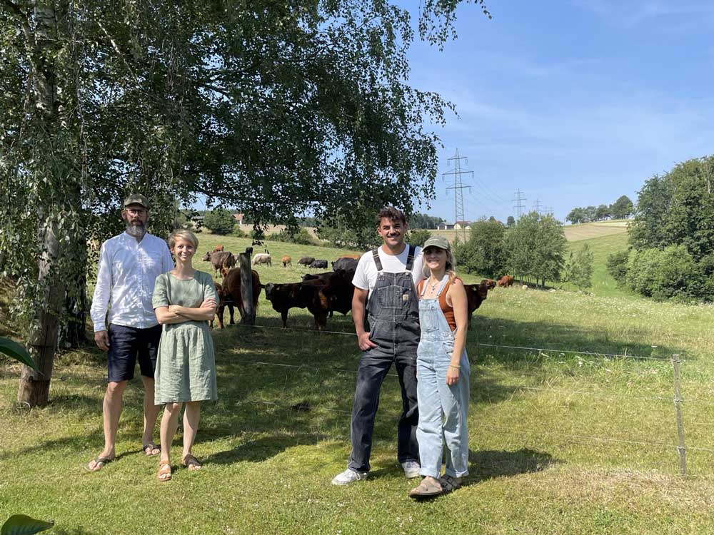 Gföhl ESSEN VOR ORT Dieter Fritz und Sonja Planeta (ESSEN VOR ORT) mit Nathan Streibl und Lisa Hager (koch-kerzen). Im Hintergrund die Kühe von Landwirt Lorenz Loidl auf der Weide neben der Kerzenmanufaktur.