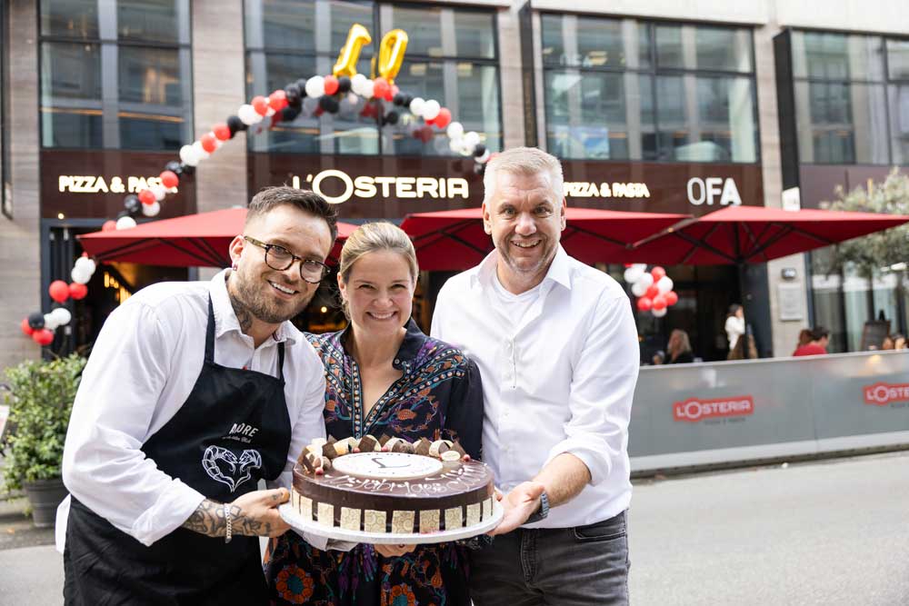 10 Jahre L'Osteria Innsbruck! Lucas Kolarec (General Manager), Maria Klara Heinritzi (Geschäftsführerin der L'Osteria Österreich) und Andreas Mair (Director of Facility) feiern das Jubiläum gemeinsam mit ihrem Team und Gästen im Herzen der Innsbrucker Altstadt.