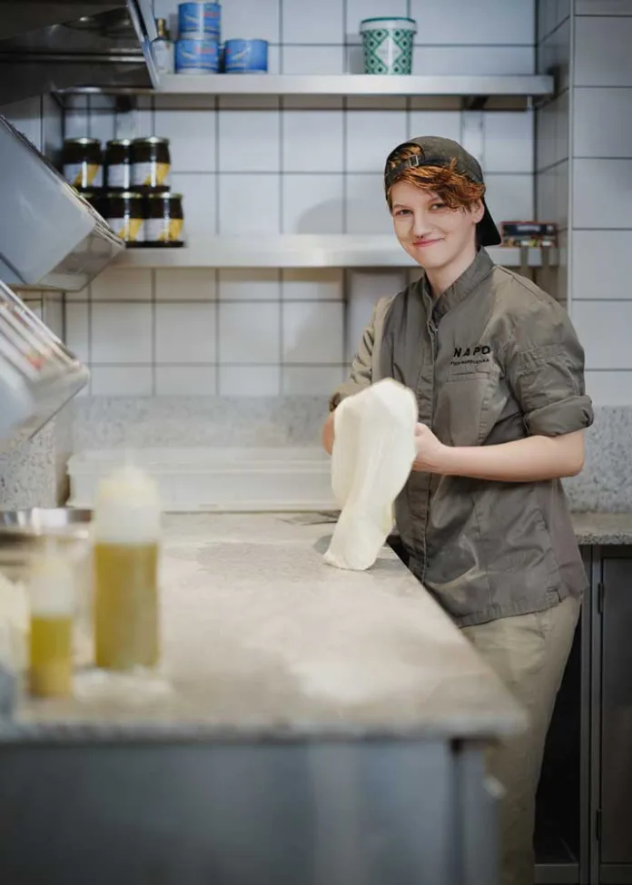 NAPO am Franziskanerplatz 7 Pizzaiolos gibt es derzeit, Emily Rose Pöcksteiner ist eine von ihnen.