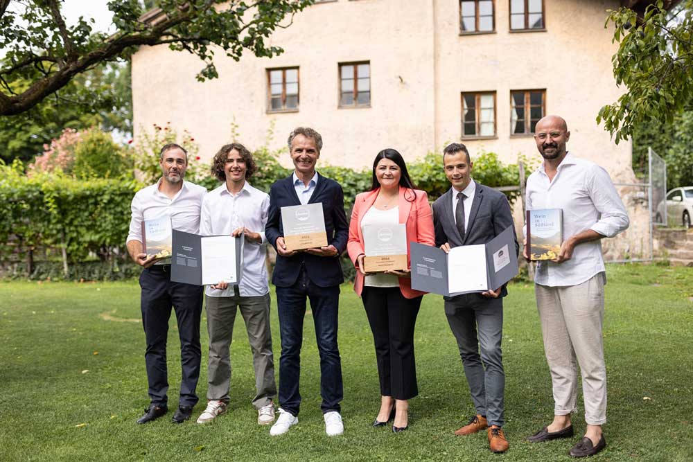 Südtiroler Weinkultur 2024 Die Sieger des Weinkulturpreises, vlnr: Andreas Kofler (Präsident Südtirol Wein), Hannes und Markus Valentini (Ütia Bioch), Elisabeth Rabensteiner und Sommelier Bastian Winkler (Ansitz Steinbock), Eduard Bernhart (Direktor Südtirol Wein). Bildnachweis: @Südtirol Wein/Armin Huber