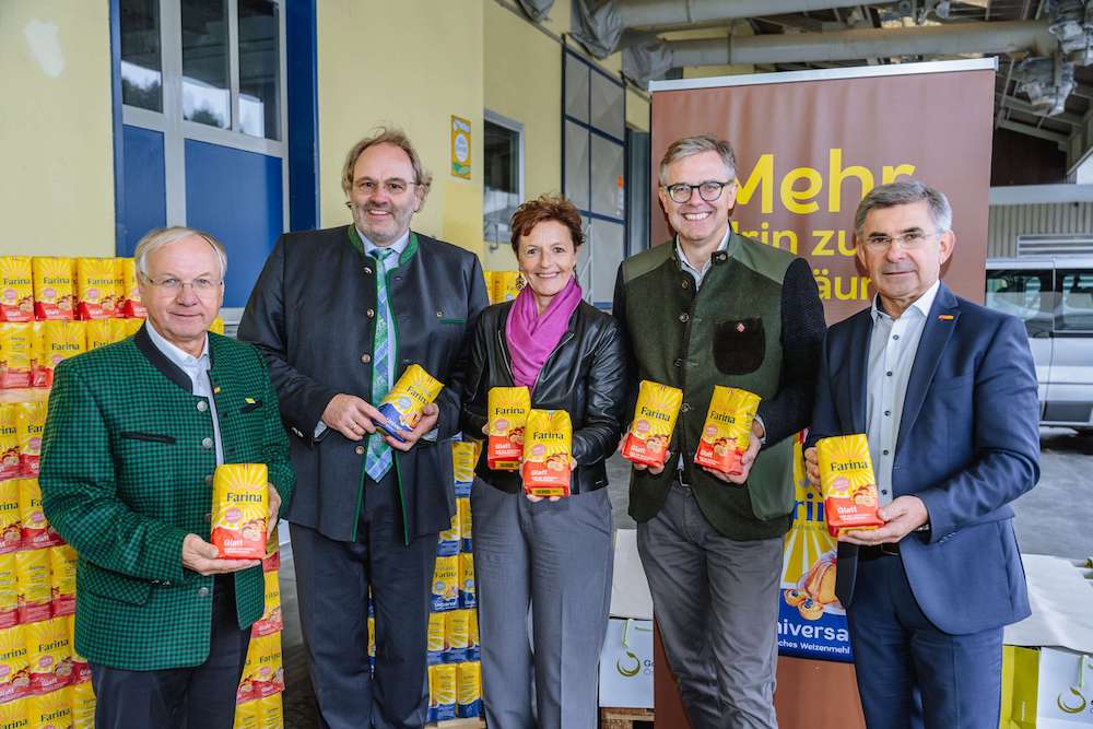 Josef Ober, Obmann Verein Steirisches Vulkanland Feldbach Peter Stallberger, Geschäftsführer von GoodMills Österreich c. Maria Pein, Vizepräsidentin Steirischer Bauernbund d. Bernhard Gitl, Vertriebsleiter von Farina e. Franz Fartek, Abgeordneter zum Landtag Steiermark und Sprecher der Initiative „Vulkanlandweizen“ Bild vlnr: