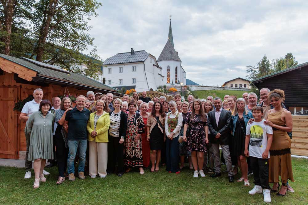 Mountain-Art Project in Filzmoos Im Filzmooser Hanneshof fand die offizielle Eröffnung des Mountain-Art project 2024 statt.