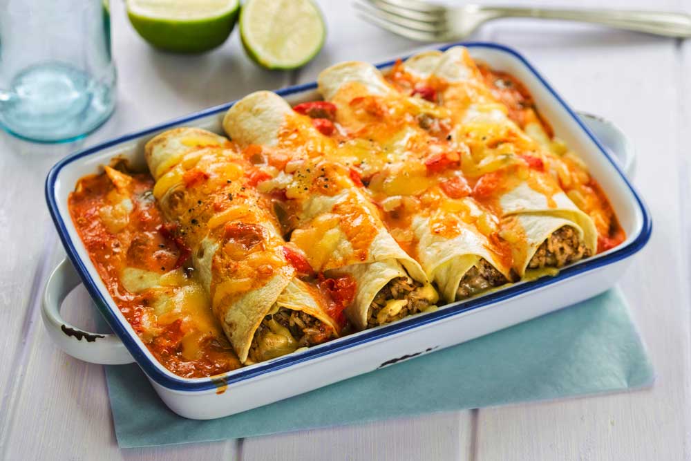 Enchiladas kommen vor dem Servieren in den Ofen.