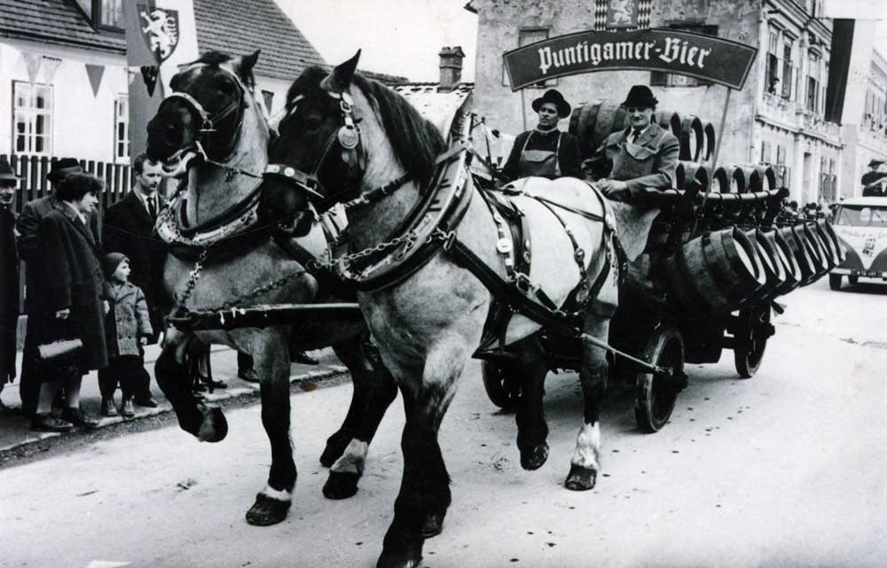 Brausilvester war in früheren Tagen ein breitenwirksames Ereignis, das die Freude auf die kommende Biersaison zum Ausdruck brachte. Bierfässer wurden damals auch noch mit 2 PS ausgeliefert.