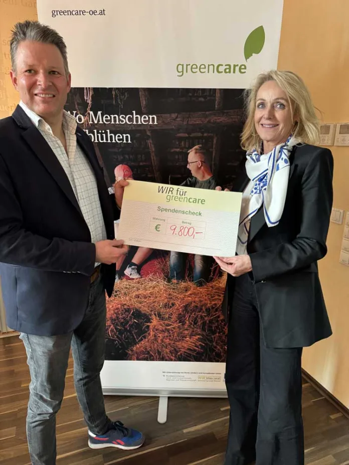 Golfen für Green Care Obfrau Maria Hötschl übergibt Scheck über 9800 Euro an Green Care Geschäftsführer Günther Mayerl.