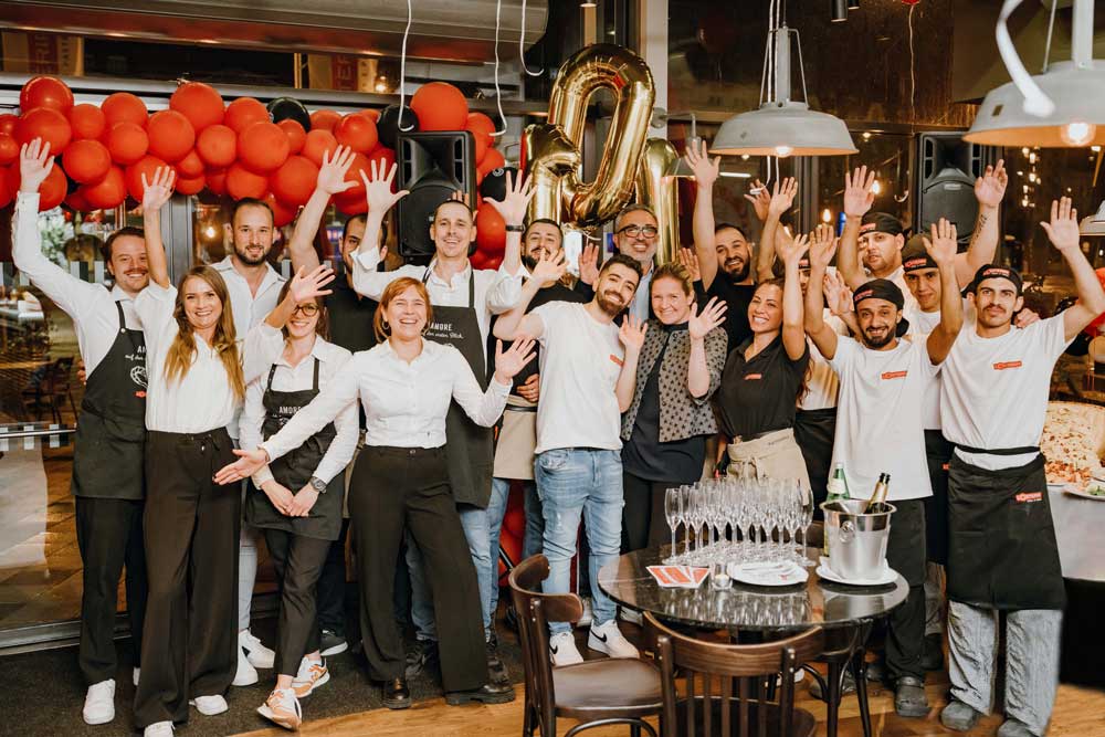 L'Osteria Wien Hauptbahnhof Maria Klara Heinritzi (Geschäftsführerin der L'Osteria Österreich) und das Team der L'Osteria Wien Hauptbahnhof freuen sich über das gelungene Jubiläumsfest.