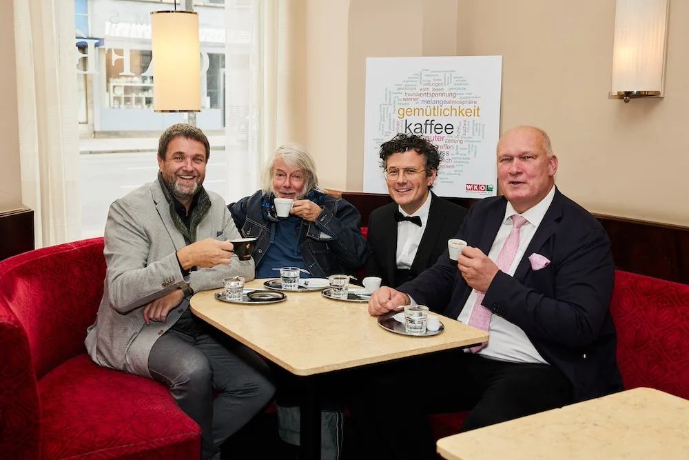 Fachgruppenobmann Wolfgang Binder, Werber Thomas Kratky, Schauspieler Manuel Rubey und Cafétier Berndt Querfeld Wiener Kaffeehaus