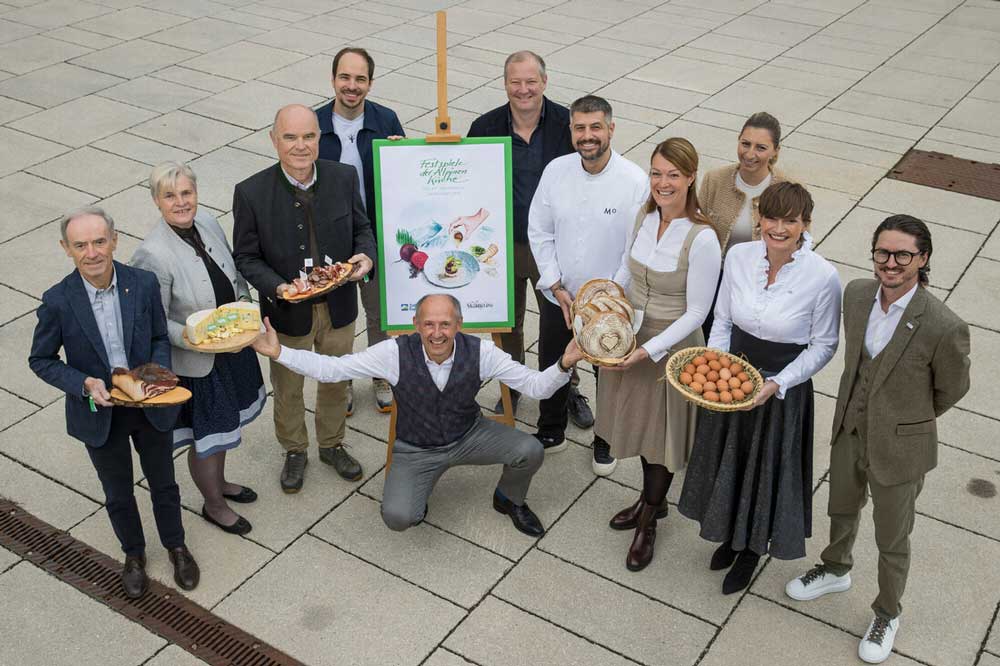 Festspiele der Alpinen Küche 2024: mit (v.l.) Karl Obauer, Landesbäuerin Claudia Entleitner, Rudi Obauer, Klemens Gold, Leo Bauernberger (SalzburgerLand Tourismus), Andreas Döllerer, Sven Wassmer, LAbg. Camilla Schwabl, Julia Göschelbauer (AMA), Astrid Steharnig-Staudinger (Österreich Werbung) und Manuel Resch (Zell am See-Kaprun Tourismus).