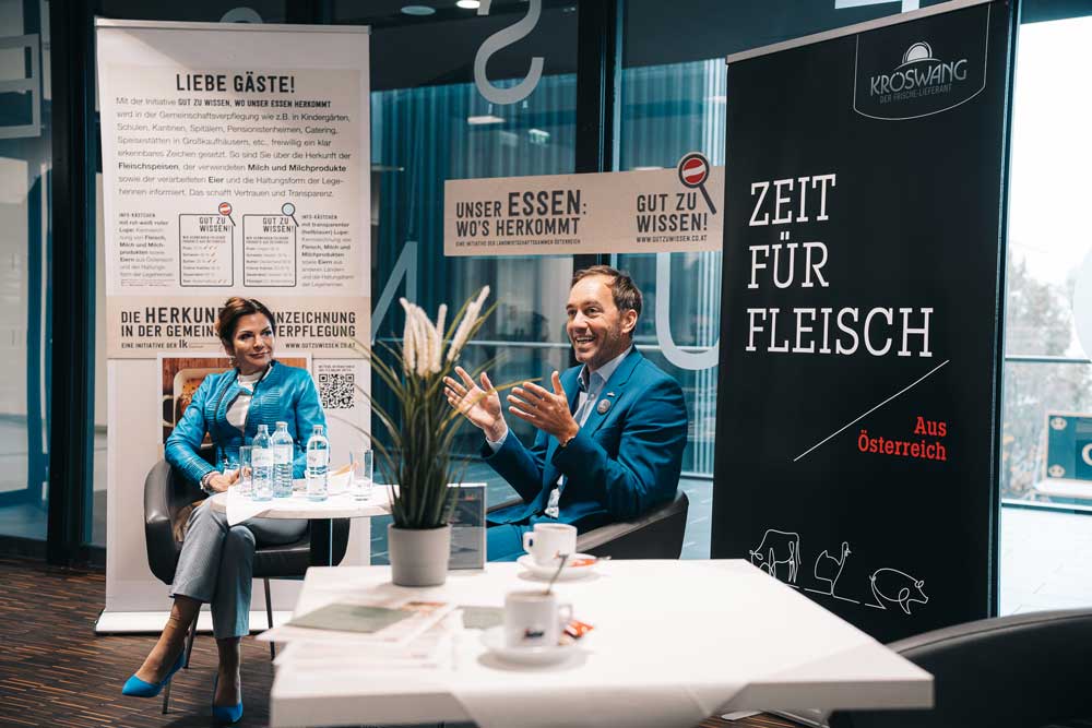 Transparenz in der Gastronomie Manfred Kröswang (Eigentümer Frischelieferant KRÖSWANG) und Mag. Katharina Tidl (Initiative „Gut zu Wissen“ der Landwirtschaftskammer Österreich) präsentieren freiwillige Herkunftsangaben auf Knopfdruck.