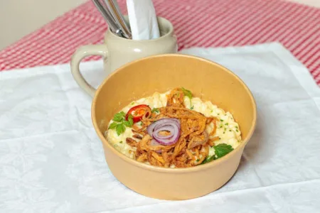 Authentische Käsespätzle in Bowl-Form gibt’s bei der Mitzitant im 7. Bezirk in Wien.