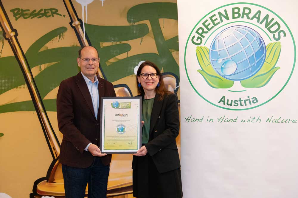 Brau Union Österreich Norbert R. Lux, Geschäftsführer von GREEN BRANDS, übergab das Zertifikat an Daniela Winnicki, Director Corporate Affairs der Brau Union Österreich. © Cityfoto / Tatiana Böcksteiner