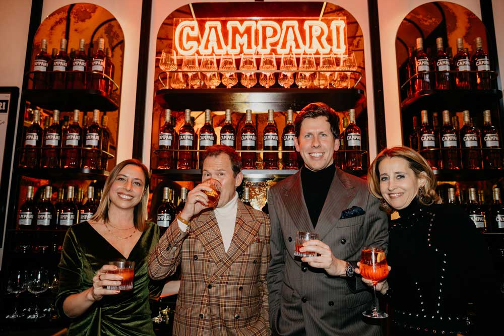 Wiener Ballsaison: Eleganz im Salon Sacher Prominenter Auftakt im Salon Sacher mit Camilla Cisterna (Head of Marketing Campari Austria), Matt Hranek (Gründer von Wm Brown), Andreas Keese (Hoteldirektor Sacher Wien) und Mag. Alexandra Winkler (Eigentümerin und Geschäftsführerin des Hotel Sacher) (v. l.)