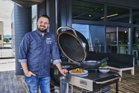 Grillmeister Patrick Bayer ist ein Fan des Wintergrillens. Fotos (S 32-33): Weber- Stephen Österreich GmbH