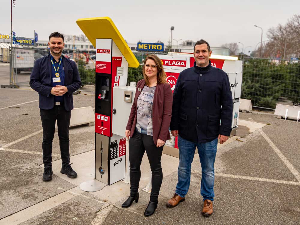 24-h FLAGA Gasautomat v.li.: Marinko Opacak Betriebsleiter Zustellung METRO Langenzersdorf, Kathrin Frenzl, Geschäftsleiterin METRO Langenzersdorf und David Hofmann, Verkaufsleiter der FLAGA GmbH.