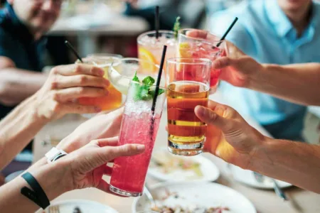 Alkoholfrei ist das neue sexy. Und es passt gut zu pflanzenbasierten Speisen.